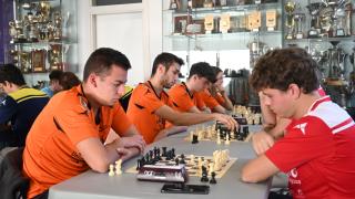 No solo se entrena el cuerpo en el Trofeo Rector: el ajedrez vuelve por todo lo alto