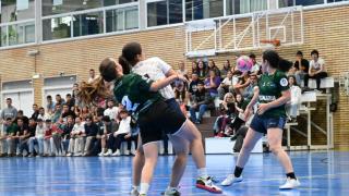 Veterinaria conquista el título de Fútbol Sala femenino en una final apasionante